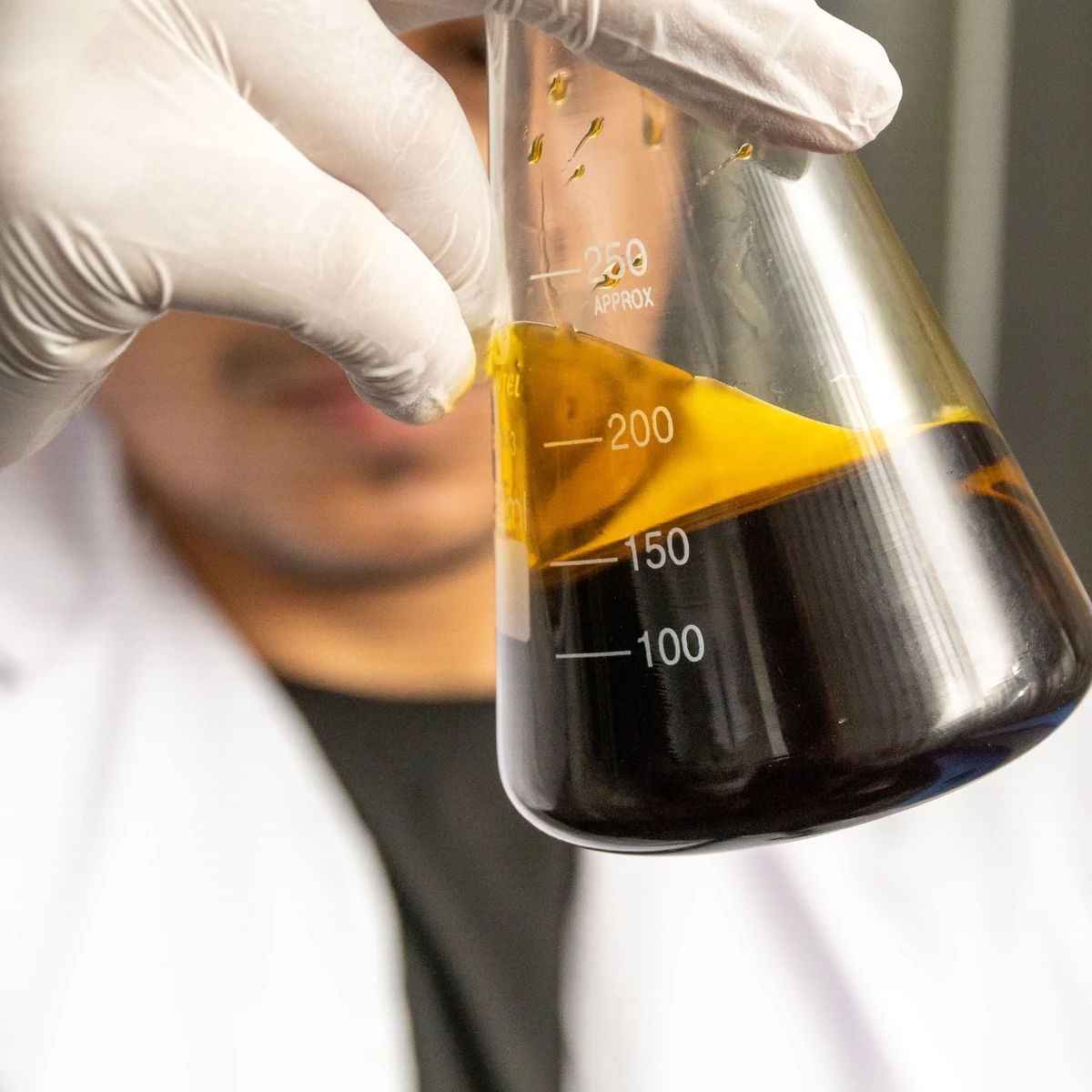 Muestra de aceite de pescado analizada en laboratorio